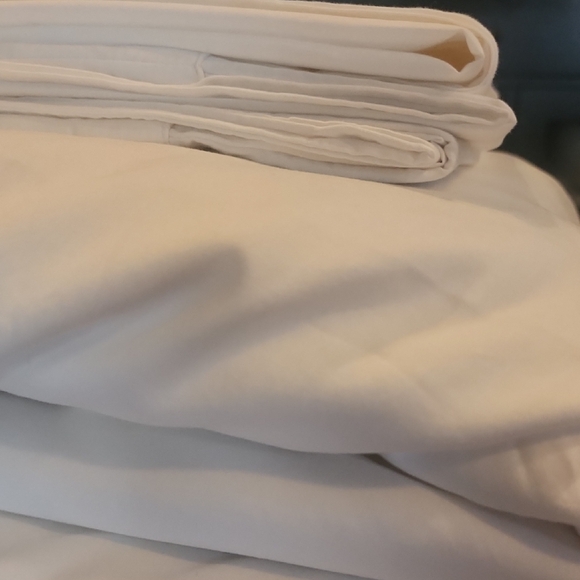 Elegant White Percale Sheet Set - Picture 5 of 9